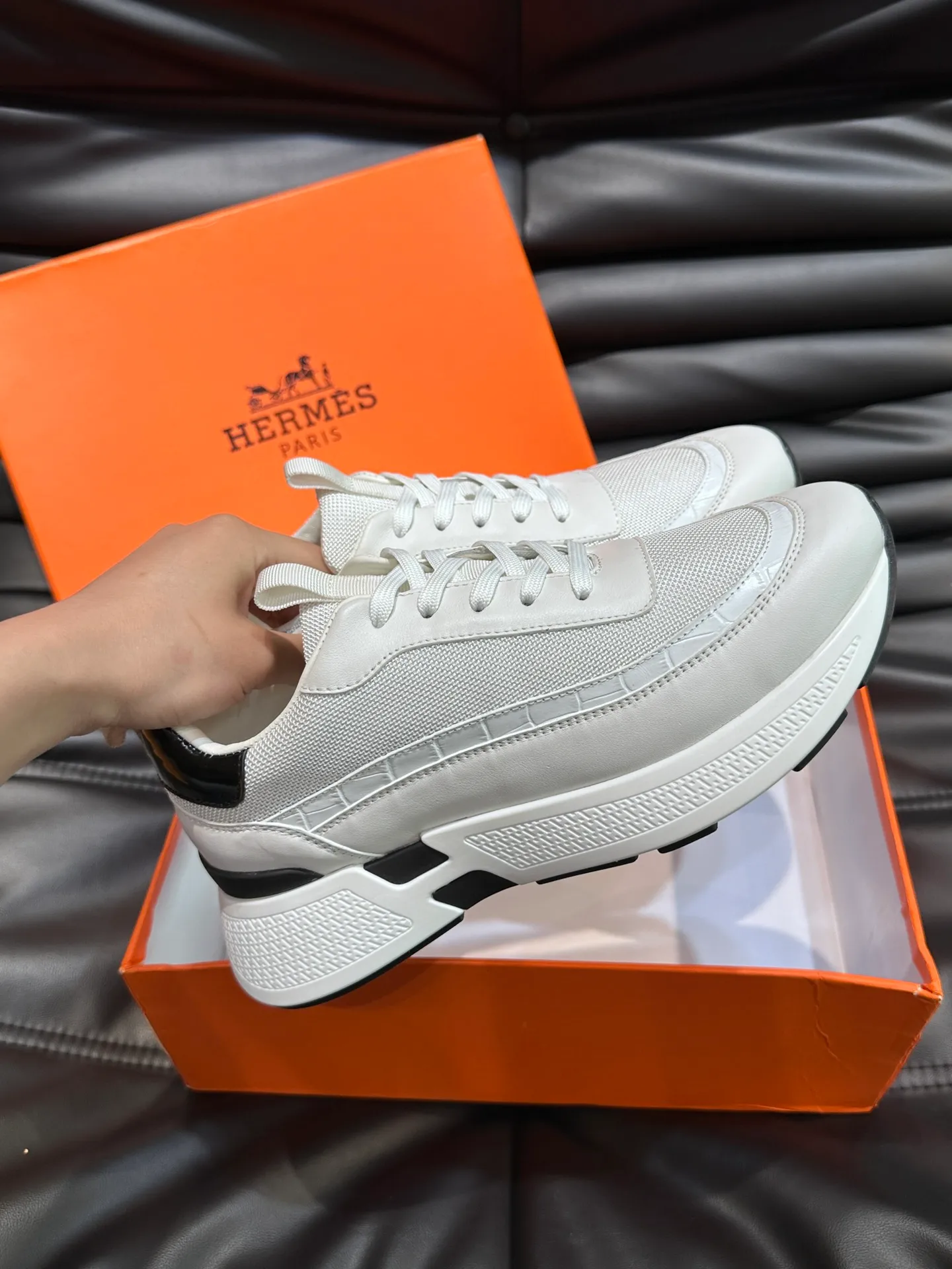 Factory price: 520💰HERMES/Hermes Hugo thick-soled sneakers are casual men's shoes. These sneakers are made of imported first-layer cowhide leather and breathable mesh design. The contrasting color design creates a dynamic and modern shape. The front end of the toe is decorated with natural-color rubber inlays, making it novel and fashionable. The texture is incomparable, with cowhide lining and cowhide foot pads, the upper foot is comfortable and breathable, and the rubber sole is decorated with geometric patterns and iconic "H" details. A very personal one! Size: 39-44 (customized at 38.45)